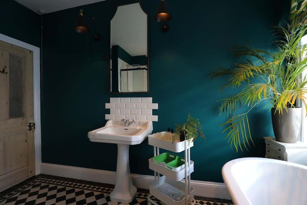Stylish Townhouse 15 Mins To Laines & Seafront Villa Brighton ภายนอก รูปภาพ